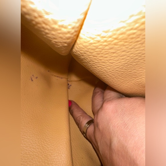 Authentic Extremely Large Etro leather shoulder bag. - Picture 5 of 14